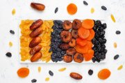 <p><img src="https://novosti-murmanskoy-oblasti.ru/uploads/posts/2024-12/1733809144_various-dried-fruits-dates-plums-raisins-figs_114579-6568.jpg" alt="" /></p>

<p><em>Эта сладость станет отличным дополнением к чаю или кофе</em></p>
<p><br />Десерт, основанный на этих полезных ингредиентах, представляет собой не только вкусное, но и очень питательное лакомство. Семена подсолнечника и кунжута являются отличным источником витаминов Е и группы B, а также минералов, таких как магний и кальций, способствующих поддержанию здоровья костей и сердца. Грецкие орехи, в свою очередь, известны высоким содержанием Омега-3 жирных кислот, которые положительно влияют на работу мозга и уровень холестерина в крови. Ингредиенты:</p>
<p><br />&bull; 100 г семян подсолнечника;<br />&bull; 20 г семян кунжута;<br />&bull; 200 г грецких орехов;<br />&bull; 100 г фиников без косточек;<br />&bull; 100 г кураги;<br />&bull; Мёд 1-2 ч. л.</p>
<p><br />Для этого рецепта можно брать любые орехи. Итак, отправляем все ингредиенты в блендер, кроме кунжута. Их мы оставляем на потом, чтобы обвалять в них десерт. Для того чтобы масса хорошо держала форму, добавьте немного мёда и ещё раз измельчите.</p>
<p><br />Можно немного поэкспериментировать и подсушить семена подсолнечника и кунжута на сковороде без масла, это позволит им раскрыть ароматы и сделает хрустящими. Остудите их, а далее следуйте рецепту.</p>
<p><br />Теперь из полученной массы нужно скатать шарики &mdash; конфеты. Эту витаминную пасту можно хранить в стеклянной банке. В данном случае будет делать рулет, который после обваливаем в кунжуте или кокосовой стружке.</p>

<p>Заворачиваем рулет в пищевую плёнку и убираем в холодильник охладиться. Вы увидите, что десерт хорошо держит форму. При нарезании куски не развалятся, можно пить чай.</p>

<p><em>Айгуль Булатова</em></p>
<p><em>Фото: Freepik</em></p>
