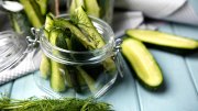 <p><img src="https://novosti-murmanskoy-oblasti.ru/uploads/posts/2024-12/1733810749_high-angle-jar-with-cucumbers_23-2148626020.jpg" alt="" /></p>

<p><em>В этом рецепте в качестве зелени можно выбрать укроп или петрушку</em></p>

<p>Закусочные огурцы по вкусу похожи на маринованные огурчики, но гораздо вкуснее. Готовятся быстро и не сложно. На следующий день они становятся еще вкуснее, поэтому можно готовить заранее. Ингредиенты:</p>
<p><br />&bull; Огурцы &mdash; 1 кг;<br />&bull; Соль &mdash; 1 ст. л.;<br />&bull; Сахар &mdash; 40 г;<br />&bull; Растительное масло &mdash; 40 г;<br />&bull; Сок лимона &mdash; 40 г;<br />&bull; Чеснок &mdash; 6 зубчиков;<br />&bull; Черный перец &mdash; &frac12; ч. л.;<br />&bull; Укроп или петрушка &mdash; по вкусу;</p>
<p><br />Итак, берем свежие огурцы, моем, обсушиваем и режем на дольки. Чеснок мелко нарежем. Порубим ножом укроп или петрушку.</p>

<p>В кастрюлю кладем огурцы добавляем соль, сахар, чеснок и укроп, обязательно чёрный перец, вливаем растительное масло и сок лимона. Перемешиваем все ингредиенты, закрываем крышкой и оставляем на 3-4 часа при комнатной температуре.</p>

<p>Спустя это время перекладываем огурцы в контейнер и убираем в холодильник, дадим огурчикам охладиться. После этого достаем и подаем к столу как закуску или салат.</p>

<p><em>Айгуль Булатова</em></p>
<p><em>Фото: Freepik</em></p>
