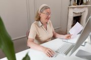 <p><img src="https://novosti-murmanskoy-oblasti.ru/uploads/posts/2024-12/1733812385_grandparent-learning-use-digital-device_23-2149093490.jpg" alt="" /></p>

<p><em>Для пенсионера увольнение происходит по другим правилам</em></p>
<p><br />Для работающих пенсионеров есть особое правило. Если увольнение обусловлено выходом на пенсию, работодатель обязан уволить такого работника в тот день, который он указал в заявлении &mdash; т. е. правило об обязательной отработке в данном случае не действует.</p>

<p>При увольнении пенсионера, есть важный нюанс с определением даты расторжения трудового договора. Дело в том, что для большинства пенсионеров (которые получают страховую пенсию) увольнение связано с восстановлением индексации пенсии.</p>
<p><br />Некоторые работодатели придерживаются такой политики &mdash; переводить сотрудников, которые вышли на пенсию по старости на срочный трудовой договор. А это повышает риски того, что работодатель может уволить пенсионера в любое время. Поэтому многие пенсионеры совершают ошибку, подписывая срочный трудовой договор.</p>

<p>Еще одно заблуждение, которое нередко встречается среди работающих пенсионеров: полагают, что им нет смысла увольняться по сокращению штата, т. к. закон не признает получателей пенсии безработными &mdash; а значит, выплаты, положенные в связи с таким увольнением им не полагаются. Но это вовсе не так. Если пенсионера увольняют по сокращению штата, то ему полагается выходное пособие в размере среднемесячного заработка.</p>
<p><br />Чтобы Социальный Фонд восстановил индексацию пенсии после увольнения пенсионера, ему вовсе не нужно идти туда и писать заявление. По закону ведомство узнает об увольнении пенсионера только из отчетов работодателей.</p>

<p><em>Айгуль Булатова</em></p>
<p><em>Фото: Freepik</em></p>
