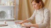 <p><img src="https://novosti-murmanskoy-oblasti.ru/uploads/posts/2024-12/1733816341_medium-shot-woman-with-rolling-pin_23-2148878447.jpg" alt="" /></p>

<p><em>Это пирожное похоже на советское школьное</em></p>
<p><br />Для поклонников советской выпечки этот рецепт станет находкой. По нему можно приготовить нежные и рассыпчатые пирожные, с тонкой прослойкой яблочного повидла &mdash; долгожданная выпечка к чаю. Ингредиенты:</p>
<p><br />&bull; Сливочное масло &mdash; 150 г;<br />&bull; Сахар &mdash; 100 г;<br />&bull; Соль &mdash; щепотка;<br />&bull; Яйца &mdash; 1 шт;<br />&bull; Ванильный сахар &mdash; 1 ч. л.;<br />&bull; Сода &mdash; 1/3 ч. л.;<br />&bull; Мука пшеничная &mdash; 300 г;<br />&bull; Яблочное повидло &mdash; по вкусу</p>
<p><br />Сливочное масло комнатной температуры надо перетереть с сахаром, добавить щепотку соли и взбить миксером до пышной массы. Яйцо взболтать вилкой, влить в два этапа к масляной смеси, взбивая массу.</p>

<p>Затем к смеси добавляем гашеную лимонным соком соду, ванильный сахар и просеянную муку. Замешиваем мягкое тесто. Учтите, что добавлять муку надо до того момента, пока тесто не скатается в мягкий и эластичный колобок. Убираем заготовку в холодильник на 30-40 мин.</p>

<p>По истечении времени достаем тесто, делим его на две равные части, каждую раскатываем в пласт. Выкладываем в форму для запекания и отправляем в разогретую до 220 С духовку на 13-15 минут.</p>

<p>Готовые коржи остужаем. Затем каждый слой смазываем яблочным повидлом и накладываем друг на друга.</p>

<p><em>Айгуль Булатова</em></p>
<p><em>Фото: Freepik</em></p>
