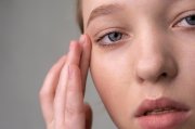 <p><img src="https://novosti-murmanskoy-oblasti.ru/uploads/posts/2024-12/1733816982_close-up-portrait-woman-with-hydrated-skin_23-2149432226.jpg" alt="" /></p>

<p><em>Кожа вокруг глаз склонна к образованию &laquo;гусиных лапок&raquo; и отеков</em></p>
<p><br />Кожа вокруг глаз &mdash; тонкая и нежная. Она быстрее всего подвергается первым признакам старения. Поэтому важно уделять внимание этой зоне. Для очищения используйте специальные средства, предназначенные для области вокруг глаз. Лосьоны и тоники для этой зоны отличаются от обычных тем, что не содержат компонентов, которые могли бы вызвать раздражение.</p>
<p><br />Поскольку кожа вокруг глаз склонна к сухости, очень важно её увлажнять. Используйте средства с растительными компонентами, мочевиной, гиалуроновой кислотой. Благодаря этим компонентам на поверхности кожи заполняются и разглаживаются мимические морщинки, а внешне она становится сияющей и более ухоженной.</p>

<p>И конечно, необходимо учитывать имеющиеся проблемы. Это могут быть &mdash; тёмные круги, &laquo;гусиные лапки&raquo;, отёки, птоз. При наличии тёмных кругов обратите внимание на средства с осветляющими компонентами &mdash; артишок, витамин C, ниацинамид.</p>
<p><br />Если беспокоят мимические морщины, выбирайте крем с антиоксидантами. Он обеспечит защиту от свободных радикалов и поможет замедлить процесс появления заломов и &laquo;гусиных лапок&raquo;. Если ваша кожа склонна к отёчности или наблюдается птоз тканей, нужно средство, которое улучшит лимфодренаж.</p>

<p>А чтобы достичь лучшего эффекта, дополните уход массажными техниками &mdash; нанесите каплю крема для век на подушечки указательных пальцев. Поместите пальцы на внутренние уголки глаз. С легким давлением проведите пальцами вверх вдоль надбровных костей к внешним углам глаз, затем вокруг кости под глазами и вернитесь к внутренним углам.</p>

<p><em>Айгуль Булатова</em></p>
<p><em>Фото: Freepik</em></p>
