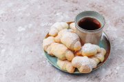 <p><img src="https://novosti-murmanskoy-oblasti.ru/uploads/posts/2024-12/1733819190_homemade-rugelach-with-jam-filling-top-view_114579-7273.jpg" alt="" /></p>

<p><em>Начинку для рогаликов можно сделать из вареной сгущенки или мармелада</em></p>
<p><br />Рецепт домашних рогаликов из теста на сметане &mdash; они получаются нежными и рассыпчатыми. Рогалики со сладкой начинкой из сгущенки или мармелада подсластят ваше чаепитие. Ингредиенты:</p>
<p><br />&bull; Мука &mdash; 450 г;<br />&bull; Масло сливочное &mdash; 180 г;<br />&bull; Сметана 20% &mdash; 250 г;<br />&bull; Соль &mdash; 0.5 ч. л;<br />&bull; Сода &mdash; 0.5 ч. л;</p>
<p><br />На крупной терке натираем сливочное масло и добавляем муку. Руками перетираем полученную массу в крошку. Добавляем соль и соду, перемешиваем. На финальном этапе добавляем сметану и замешиваем мягкое тесто.</p>

<p>Полученный колобок заворачиваем в пищевую пленку и убираем в холодильник на 1 час. Спустя это время достаем тесто и делим его на шесть равных частей.</p>

<p>Раскатываем каждый кусок теста и разрезаем на 8 треугольников. Сверху выкладываем начинку и сворачиваем в рогалик. Таким образом поступаем со всем оставшимся тестом.  Из этого количества получается 48 рогаликов. Выпекаем изделия при 180&deg; C примерно 25-30 минут.</p>

<p><em>Айгуль Булатова</em></p>
<p><em>Фото: Freepik</em></p>
