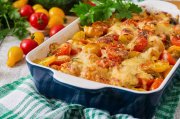 <p><img src="https://novosti-murmanskoy-oblasti.ru/uploads/posts/2024-12/1733820728_vegetarian-vegetable-casserole-with-zucchini-mushrooms-cherry-tomatoes_2829-11065.jpg" alt="" /></p>

<p><em>Мясо предварительно отбивают молотком</em></p>
<p><br />На канале &laquo;Микс рецептов&raquo; представили рецепт свинины по-французски. По нему мясо получается потрясающим &mdash; вкусным, нежным и сочным. Блюдо в приготовлении очень простое, но есть несколько нюансов. Ингредиенты:</p>
<p><br />&bull; свинина (карбонат) &mdash; 1-1,2 кг;<br />&bull; лук &mdash; 2-3 шт;<br />&bull; чеснок &mdash; 4 зубчика;<br />&bull; 1 яйцо;<br />&bull; майонез &mdash; 3 ст. л.;<br />&bull; 2 помидора;<br />&bull; мука &mdash; 2-3 ст. л.;<br />&bull; сыр &mdash; 100-150 г;<br />&bull; соль, перец, специи &mdash; по вкусу;<br />&bull; растительное масло &mdash; для обжаривания;</p>
<p><br />Карбонат нарезаем на слайсы, отбиваем каждый кусок молоточком. Солим, перчим, добавляем любимые специи, можно добавить немного горчицы. Будет вкуснее, если оставить так мариноваться на некоторое время.</p>
<p><br />Лук нарезаем полукольцами и обжариваем на сковороде в растительном масле до золотистости. Здесь же можно дополнительно обжарить шампиньоны. В конце добавляем нарезанный мелко чеснок и ещё немного обжариваем, чтобы было ещё ароматнее.</p>

<p>Помидоры нарезаем кружочками. В обжаренный лук добавляем майонез, соль, перец и обязательно яйцо для клейкости. Противень смазываем растительным маслом, кусочки мяса обваливаем в муке с двух сторон и выкладываем на противень.</p>
<p><br />Сверху выкладываем смесь из лука, затем помидоры и сыр. Отправляем в разогретую до 180 градусов духовку примерно на 40 минут.</p>

<p><em>Айгуль Булатова</em></p>
<p><em>Фото: Freepik</em></p>
