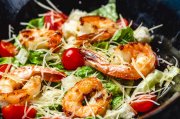 <p><img src="https://novosti-murmanskoy-oblasti.ru/uploads/posts/2024-12/1733821144_side-view-caesar-salad-with-grilled-shrimps-lettuce-cherry-tomatoes-parmesan-plate_141793-4790.jpg" alt="" /></p>

<p><em>Иногда на приготовление новогоднего стола остается совсем мало времени. Но я поделюсь простым и быстрым рецептом вкуснейшего салата.</em></p>

<p>Его вы сможете приготовить за 10 минут и удивить ваших гостей за новогодним столом!</p>

<p>Ингредиенты:<br />Креветки (очищенные и отваренные) &mdash; 200 г<br />Авокадо &mdash; 1 шт.<br />Черри &mdash; 10 шт.<br />Листья салата &mdash; 1 пучок<br />Оливковое масло &mdash; 2 ст. л.<br />Лимонный сок &mdash; 1 ст. л.<br />Соль, перец &mdash; по вкусу</p>

<p>Авокадо и помидоры черри нарежьте кубиками. Смешайте с креветками и листьями салата.</p>

<p>Полейте овощи заправкой из оливкового масла и лимонного сока. Посолите и поперчите.</p>

<p><em>Ольга Артасова</em></p>
<p><em>Фото: freepik</em></p>