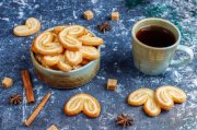 <p><img src="https://novosti-murmanskoy-oblasti.ru/uploads/posts/2024-12/1733822340_palmier-puff-pastry-delicious-french-palmier-cookies-with-sugar-top-view_114579-10941.jpg" alt="" /></p>

<p><em>Если хотите вернуться в детство &mdash; попробуйте испечь эти коржики. Они получаются такими же вкусными, как в СССР</em></p>

<p>Коржики по этому рецепту получаются рассыпчатыми и тают во рту. Вкуснее всего запивать их молоком. А рецепт очень простой &mdash; справятся даже начинающие хозяйки.</p>

<p>Ингредиенты:<br />Яйцо куриное 2 шт<br />Сахар 200 гр<br />Масло растительное 100 мл<br />Молоко 2,5% 80 мл<br />Разрыхлитель 1 ч.л<br />Соль 1 щепотка<br />Мука пшеничная 450-500 гр</p>

<p>Важно: все ингредиенты должны быть комнатной температуры.</p>

<p>В глубокую миску разбиваем яйца, добавляем сахар и взбиваем венчиком, пока масса не побелеет. Далее добавляем щепотку соли и вливаем молоко.</p>

<p>Перемешиваем венчиком до полного растворения сахара.</p>

<p>Вливаем растительное масло и добавляем разрыхлитель. Снова тщательно перемешиваем.</p>

<p>Затем постепенно добавляем просеянную муку и замешиваем мягкое тесто. Оно должно напоминать слайм.</p>

<p>Раскатываем тесто в пласт толщиной 8 мм и вырезаем заготовки фигурной вырубкой для коржиков.</p>

<p>Выкладываем заготовки на противень, застеленный пергаментной бумагой на расстоянии друг от друга.</p>

<p>Посыпаем их сахаром и выпекаем в разогретой до 180&deg;С духовке 20-25 минут. Когда коржики подрумянятся их можно доставать.</p>
<p>Подавать коржики вкуснее всего с молоком или какао.</p>

<p><em>Ольга Артасова</em></p>
<p><em>Фото: freepik</em></p>