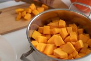 <p><img src="https://novosti-murmanskoy-oblasti.ru/uploads/posts/2024-12/1733832119_close-up-food-preservation-method_23-2149185583.jpg" alt="" /></p>

<p><em>Кажется, что сварить тыкву так, чтобы она получилась сладкой, вкусной и сочной, это просто. Но на самом деле все хозяйки допускают эти три ошибки.</em></p>

<p>Именно из-за них тыква часто получается безвкусной и водянистой. Отсюда и убеждение, что тыква &mdash; блюдо на любителя. Но это совсем не так, просто многие готовят ее неправильно.</p>

<p>Ошибка первая: мелко нарезать тыкву</p>

<p>Тыква, нарезанная маленькими кусочками, быстрее не сварится, она получится водянистой. Измельченная тыква лишается крахмала, плотной текстуры и вкуса. И чем мельче кусочки, тем они безвкуснее.</p>

<p>Поэтому лучше очистить тыкву и нарезать ее на достаточно большие дольки.</p>

<p>Ошибка вторая: варим долго и наливаем много воды</p>

<p>При приготовлении вода должна только слегка покрывать кусочки. Микроэлементы и вещества, содержащиеся в тыкве из кусочков &laquo;уходят&raquo; в воду. И тыква вываривается и теряет пользу.</p>

<p>Тыкву нужно готовить недолго и крупными кусками. Опускать кусочки лучше в кипяток. Так они сохранят свою пользу и вкус.</p>

<p>Ошибка третья: пересаливаем и не кладем сахар</p>

<p>Соль не дает крахмалу вывариваться из тыквы, но также она способствует размягчению.</p>

<p>Поэтому если для рецепта нужны целые плотные кусочки &mdash; лучше не солить блюдо при приготовлении. А если нужно получить мягкую, сочную и нежную тыкву, то соль будет как раз кстати.</p>

<p>А вот сахар улучшает вкус тыквы и помогает сохранить аромат и полезные вещества.</p>

<p><em>Ольга Артасова</em></p>
<p><em>Фото: freepik</em></p>
