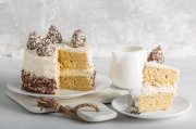 <p><img src="https://novosti-murmanskoy-oblasti.ru/uploads/posts/2024-12/1733833223_front-view-delicious-cake-concept_23-2148801161.jpg" alt="" /></p>

<p><em>Сочетание нежного теста и воздушной начинки делает этот пирог идеальным десертом и для праздника, и для чаепития.</em></p>

<p>Нежный и вкусный пирог, который буквально тает во рту! Рецепт &mdash; настоящая находка для тех, кто любит радовать себя и своих близких вкусной выпечкой. Он не требует особых кулинарных навыков или сложных ингредиентов. Готовится быстро и просто, можно приготовить и на праздник, и для семейного чаепития.</p>

<p>Ингредиенты:<br />Тесто:<br />Яйца &mdash; 2 шт.<br />Соль &mdash; маленькая щепотка<br />Сахар &mdash; 100 г<br />Ванильный сахар &mdash; 12 пакетика<br />Растительное масло &mdash; 60 мл.<br />Кефир &mdash; 60 мл.<br />Мука &mdash; 150 г<br />Разрыхлитель &mdash; 5 г<br />Начинка:<br />Творог &mdash; 150 г<br />Сахар &mdash; 1 ст. л.<br />Ванильный сахар &mdash; 12 пакетика<br />Яйцо 1 шт.</p>

<p>Разбиваю в миску яйца, добавляю соль, сахар, половину пакетика ванильного сахара или щепотку ванилина. Взбиваю миксером до светлой пышной массы.</p>

<p>Затем добавляю растительное масло и кефир. Взбиваю миксером на низкой скорости около минуты.</p>

<p>Далее добавляю муку и разрыхлитель. Снова взбиваю миксером до однородности.</p>

<p>Для начинки в отдельную миску кладу творог, добавляю яйцо, сахар и оставшуюся половину пакетика ванильного сахара. Размешиваю блендером до кремообразной консистенции. Перекладываю массу в кулинарный мешок.</p>

<p>Дно формы для выпечки нужно застелить пергаментом, а бока смазать сливочным маслом и обсыпать мукой. Выкладываю тесто в форму и разравниваю силиконовой лопаткой.</p>

<p>Сверху выкладываю творожную массу в виде небольших шариков. Можно просто выложить творожную массу чайной ложкой.</p>

<p>Выпекаю в духовке на 180 градусов около 40-45 минут.</p>

<p>Готовый пирог немного остужаю и вынимаю из формы. Перед подачей можно украсить пирог сахарной пудрой.</p>

<p><em>Ольга Артасова</em></p>
<p><em>Фото: freepik</em></p>