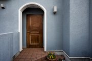 <p><img src="https://novosti-murmanskoy-oblasti.ru/uploads/posts/2024-12/1733840974_house-entrance-japanese-building_23-2149301131.jpg" alt="" /></p>

<p><em>Конденсат на входной двери &mdash; проблема, которая часто возникает у владельцев загородных домов.</em></p>

<p>Я расскажу о причинах появления конденсата, а также разберем 5 простых решений этой проблемы.</p>

<p>Конденсат на водной двери появляется по нескольким причинам:</p>

<p>1. Высокая влажность в помещении: если воздух в доме влажный, она конденсируется на холодных поверхностях, таких как входная дверь.</p>

<p>2. Низкая теплоизоляция: недостаточная теплоизоляция двери и короба приводит к тому, что тепло уходит наружу, а холод проникает внутрь. Это создает условия для образования конденсата.</p>

<p>3. Плохая герметичность стыка между коробом и стеной или дверным полотном и коробом: сквозняки и щели способствуют проникновению холодного воздуха и образованию конденсата.</p>

<p>Есть несколько проверенных способов, которые помогут устранить причину образования конденсата:</p>

<p>1. Вентиляция помещения: в доме должна быть хорошая вентиляция, чтобы воздух не был влажным.<br />2. Вентиляция дверного полотна: проверьте, открыты ли отверстия в верхней и нижней частях двери, оставленные монтажниками. Они нужны для вентиляции и предотвращения образования конденсата.<br />3. Теплоизоляция дверного полотна: утеплите дверное полотно и короб, чтобы не было теплопотери.<br />4. Утепление металлических частей: утеплите все металлические части, которые находятся со стороны жилого помещения.<br />5. Проверьте резиновый уплотнитель в местах примыкания дверного полотна и короба и при необходимости замените</p>

<p><em>Ольга Артасова</em></p>
<p><em>Фото: freepik</em></p>