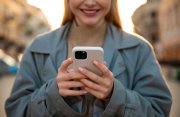 <p><img src="https://novosti-murmanskoy-oblasti.ru/uploads/posts/2024-12/1733844023_close-up-smiley-woman-holding-phone_23-2149191762.jpg" alt="" /></p>

<p><em>В смартфон у каждого человека установлено не менее 15-20 приложений. По словам разработчиков, каждое из них очень важно для хорошей работы устройства. Но так ли это на самом деле?</em></p>

<p>Некоторые приложения просто занимают место на устройстве. Проверьте, какими приложениями вы не пользуетесь, и удалите их. Так вы сможете освободить место на устройстве и оно будет работать лучше.</p>

<p>Оптимизация<br />В каждом смартфоне по умолчанию установлены программы, которые якобы улучшают работоспособность вашего устройства. Например, приложение может почистить кэш. Но, если сами регулярно чистите память, то толку от &laquo;оптимизирующей&raquo; программы не будет.</p>

<p>Антивирусник<br />Такие приложения часто устанавливаются вместе с другими программами. Случается, что в смартфоне установлено 5-6 антивирусников, и все без адекватного обновления. В итоге память устройства забита, а защиты нет.</p>
<p>Лучше выберите антивирус, установите и настройте обновление, а бесполезные программы удалите.</p>

<p>Фонарики, карты, погода и т. п.<br />Некоторые приложения просто дублируют возможности вашего устройства. Например, фонарик. Эта функция есть в конструкции смартфона.</p>

<p>Если вы уверены, что некоторые приложения вам не нужны, то смело удаляйте лишнее и освобождайте память.</p>

<p><em>Ольга Артасова</em></p>
<p><em>Фото: freepik</em></p>