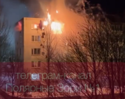 <p><img src="https://novosti-murmanskoy-oblasti.ru/uploads/posts/2024-12/1733857581_snimok-ekrana-ot-2024-12-10-22-02-01.png" alt="" /></p>
<p>Сегодня вечером в городе Полярные Зори произошел серьезный пожар &mdash; загорелась квартира в жилом доме № 2 по ул. Сивко.</p>
<p>Информация о возгорании поступила в 20:29, сообщили в МЧС по Мурманской области. Там пояснили, что квартира на пятом этаже горела по всей площади. В настоящее время открытое горение ликвидировано.</p>
<p><br /><span style="font-size: 14pt;"><em>&mdash; Дом не газифицирован. Дальнейшая информация уточняется. На месте находится начальник отделения надзорной деятельности и профилактической работы по г. Ковдор и г. Полярные зори Главного управления МЧС России по Мурманской области Дмитрий Жуков, &mdash; рассказала начальник пресс-службы Главного управления МЧС России по Мурманской области Дина Рыгина</em></span>.<br /><br /><em>Фото: скриншот видео https://t.me/newspz1</em></p>