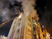 <p><img src="https://novosti-murmanskoy-oblasti.ru/uploads/posts/2024-12/1733894368_photo_2024-12-10_22-18-55.jpg" alt="" />Прокуратура и Следком организовали проверку в связи с возгоранием в квартире дома №2 по улице Сивко в Полярных Зорях. <a href="https://novosti-murmanskoy-oblasti.ru/47146-kvartira-gorela-po-vsey-ploschadi-v-polyarnyh-zoryah-proizoshel-krupnyy-pozhar.html">Напомним</a>, вчера в девятом часу вечера в квартире на пятом этаже <span lang="ru-RU">случился пожар</span>. <span lang="ru-RU">Огнеборцы при тушении вскрыли дверь помещения. В квартире </span>обнаружено тело погибшего мужчины. Известно, что ему было 52 года. Как уточнили МЧС, дом не газифицирован. Предварительная причина пожара &mdash; установлена.</p>
<p><span style="font-size: 14pt;"><em>&laquo;В ходе тушения пожара в квартире был обнаружен баллон с пропаном. По предварительной информации, причиной пожара стало нарушение правил эксплуатации бытовых газовых баллонов&raquo;, - начальник отделения надзорной деятельности и профилактической работы по г. Ковдор и г. Полярные зори <span lang="ru-RU">Главного управления </span>МЧС России по Мурманской области Дмитрий Жуков.</em></span></p>
<p>Жители дома эвакуировались самостоятельно. Точная причина возгорания и смерти будет установлена по результатам соответствующих <span lang="ru-RU">исследований</span>. В ходе проверки будут назначены судебные медицинская и пожарно-техническая экспертизы.</p>
<p><em>Фото: ГУ МЧС России по МО</em></p>
