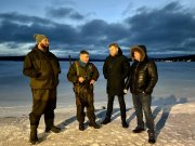 <p><img src="https://novosti-murmanskoy-oblasti.ru/uploads/posts/2024-12/1733905872_epp9bltyy7w.jpg" alt="" />Ранее мы <a href="https://novosti-murmanskoy-oblasti.ru/46664-po-monchegorsku-begaet-volk.html">сообщали</a> о том, что по Мончегорску бегало животное, похожее на волка. Видео сняли и выложили в соцсеть очевидцы. Некоторые думали, что это собака, похожая на дикого зверя. Как рассказал глава Мончегорска Андрей Рудаков, сегодня охотинспекторы решили проблему с диким зверем, ликвидировав волка.</p>
<p><br /><span style="font-size: 14pt;"><em>&laquo;С прошлой недели в городе после сообщений жителей о животном, похожем на волка, работает группа охотинспекторов. Несмотря на то, что большинство сигналов были ложными, сегодня им удалось добыть волка в районе Ленинградской набережной на озере Имандра&raquo;, &mdash; рассказал Андрей Рудаков.</em></span></p>
<p><br /> В связи с поступающими ранее сигналами специалисты остаются в Мончегорске для продолжения работы, чтобы убедиться, что в окрестностях города дикого зверя больше нет.</p>

<p><em>Фото: Андрей Рудаков</em></p>