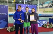 <p><img src="https://novosti-murmanskoy-oblasti.ru/uploads/posts/2024-12/1734698880_qptfrgyvfws.jpg" alt="" />Воспитанница спортивной школы &laquo;Олимп&raquo; из Оленегорска стала чемпионкой России по конькобежному спорту. Об этом сообщили в Минспорта Мурманской области.<br /><br />Чемпионат России по конькобежному спорту проходит в Коломне. Его участниками стали 107 сильнейших спортсменов из 23 регионов страны.<br /><br /><span style="font-size: 14pt;"><em>&mdash; В первый же день Ксения Коржова стала чемпионкой на дистанции 3 000 метров с лучшим результатом в сезоне среди женщин! Тренером Ксении выступает Наталья Зыкина, &mdash; рассказали в ведомстве.</em></span><br /><br /><em>Фото: Минспорта Мурманской области</em></p>