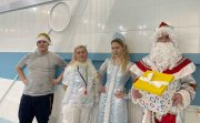 <p><img src="https://novosti-murmanskoy-oblasti.ru/uploads/posts/2024-12/1734815084_ypowt3b9kjk.jpg" alt="" />В спорткомплексе &laquo;Дельфин&raquo; в Заполярном прошли показательные заплывы на приз Деда Мороза, сообщили в администрации Печенгского округа.<br /><br /><span style="font-size: 14pt;"><em>&mdash; Дед Мороз не плавал, но с радостью наблюдал за успехами юных пловцов! Вместе с ним и родители спортсменов радовались новым навыкам своих детей, которые с каждой тренировкой становятся шустрее, &mdash; пояснили в администрации муниципалитета.</em></span><br /><br />Отмечается, что в конце заплыва дети получили сладкий приз от Деда Мороза и Снегурочки.<br /><br /><em>Фото: Администрация Печенгского округа</em></p>
