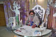 <p><img src="https://novosti-murmanskoy-oblasti.ru/uploads/posts/2024-12/1734957355_r72y8ze7oqs.jpg" alt="" />Мунь Каллса &ndash; саамский Дед Мороз. Его резиденция находится в Ловозере. Как рассказали в областном Центре народов Севера, ежегодно принимает письма и поздравления от детей со всей страны. В своих посланиях ребята делятся новогодними желаниями. Часто присылают письма не только с просьбами, но и рисунками, самодельными открытками.</p>
<p>&laquo;Зимой Мунь Каллса с удовольствием перечитывает эти письма, погружаясь в мир детских мечтаний и фантазий. Затем он садится за свой стол и начинает писать ответы. Он стремится ответить каждому ребёнку, вдохновляя их на добрые дела и веру в чудеса. Его слова полны тепла и заботы, несут в себе частичку северной магии и оптимизма. Мунь Каллса понимает, что даже маленькое письмо может стать важным событием в жизни ребёнка, подарив ему частицу сказки и радости&raquo;, - отметили в областном Центре народов Севера.</p>
<p>Отправить письмо Мунь Каллсе можно по адресу: 184592, Мурманская область, село Ловозеро, улица Советская дом 8.</p>
<p><em>Фото: ГОБУ "Центр народов Севера"</em></p>
