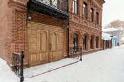 <p><img src="https://novosti-murmanskoy-oblasti.ru/uploads/posts/2024-12/1734981117_city-background-panoramic-view_23-2148892927.jpg" alt="" /></p>

<p><em>Наждачную бумагу к ступеням деревянного крыльца можно прикрепить степлером</em></p>
<p><br />Для предотвращения плачевных последствий при падении на лед, предпримите превентивные меры. Для того, чтобы не поскользнуться на крыльце используйте наждачную бумагу. Такой лайфхак подойдет и для бетонного, и для деревянного крыльца.</p>
<p><br />Лучше взять листы наждачной бумаги с крупной зернистостью. Они помогут добиться хорошего сцепления с подошвой обуви. Далее нарежьте бумагу на небольшие полоски шириной от 5 до 7 сантиметров.</p>
<p><br />Перед тем как приклеить наждачную бумагу, необходимо тщательно очистить лестницу от грязи, пыли и льда. Приклейте наждачную бумагу, используя влагостойкий клей или двусторонний скотч. Для каждой ступеньки будет достаточно двух кусков наждачной бумаги.</p>
<p><br />Если крыльцо деревянное, прикрепить края наждачной бумаги лучше скобами с помощью строительного степлера.</p>

<p>Ранее мы <a href="https://novosti-murmanskoy-oblasti.ru/47473-kak-snizit-traty-nazhkh-sposob-sekonomit-dlya-pensionerov.html">рассказывали</a>, какие хитрости использовать для экономии средств на оплату ЖКУ.</p>

<p><em>Айгуль Булатова</em></p>
<p><em>Фото: Freepik</em></p>

