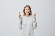 <p><img src="https://novosti-murmanskoy-oblasti.ru/uploads/posts/2024-12/1734982835_pretty-supertitious-young-woman-with-dyed-hair-loose-sweater-crosses-fingers-prays-before-important-event-wishes-luck-hopes-victory-success-woman-feeling-hopeful-waiting-miracle_176420" alt="" /></p>

<p><em>Если в вашем имени есть буквы Е, О, Т, то вам будет сопутствовать успех</em></p>
<p><br />То, что имя влияет на судьбу человека, известно давно. А вот то, что определённые буквы сделают вас баловнем судьбы &mdash; нечто новое. Так, эзотерики выделяют три буквы &mdash; Е, О,Т.</p>

<p>Буква Е &mdash; эта буква создает гармоничные вибрации, она учит радоваться жизни и стойко принимать удары судьбы. Эта буква помогает человеку притягивать желаемое в свою жизнь. Самая сильная позиция для этой буквы 1, 2, 3 и 7-я.</p>
<p><br />Буква О &mdash; эта буква гармонии и целостности. Они притягивают успех и процветание в жизни человека во всех сферах. У таких людей дом &mdash; полная чаша, а с ними рядом тепло и хорошо. Сильные позиции в имени 1 и 4.</p>
<p><br />Буква Т &mdash; символ баланса и твердости. Люди, у которых есть эта буква в имени очень талантливы и упрямы, они умеют добиваться того, чего хотят. У них не простая судьба, но все они по итогу добиваются успеха.</p>

<p><em>Айгуль Булатова</em></p>
<p><em>Фото: Freepik</em></p>

