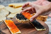 <p><img src="https://novosti-murmanskoy-oblasti.ru/uploads/posts/2024-12/1735023317_taking-cracker-sandwich-with-red-black-caviar_114579-33270.jpg" alt="" /></p>

<p><em>В 100 граммах искусственной икры всего 50 килокалорий</em></p>

<p>В последнее время многие россияне отдают предпочтение искусственной икре, и дело не всегда в стоимости продукта. Так, автор канала &laquo;Большое хозяйство&raquo;, опираясь на доводы врачей, пришел к выводу, что такой продукт полезный.</p>

<p>Оказывается, такая икра создана на основе натуральных ингредиентов &mdash; бурых водорослей или рыбных бульонов. Это делает её практически некалорийной. Так, в 100 граммах искусственной икры содержится всего 50 килокалорий.</p>
<p><br />Искусственную икру, как и любой продукт надо уметь выбирать. При этом избегайте усилителей вкуса. Натуральные красители вроде активированного угля для чёрной икры &mdash; это плюс. А вот подозрительно яркие цвета и слишком насыщенный вкус &mdash; признак химии.</p>
<p><br />Ну и, конечно, нельзя сказать о доступности продукты. Искусственная икра в 14 раз дешевле натуральной. Так что, искусственная икра &mdash; это не о компромиссе, а о возможности попробовать что-то новое, полезное и при этом доступное.</p>

<p>Ранее мы <a href="https://novosti-murmanskoy-oblasti.ru/46495-salat-neptun-dlya-novogodnego-stola-vkusnoe-blyudo-izmoreproduktov-proizvedet-furor-sredi-gostey.html">рассказывали</a>, как приготовить салат из морепродуктов с добавлением красной икры.</p>

<p><em>Айгуль Булатова</em></p>
<p><em>Фото: Freepik</em></p>

