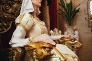 <p><img src="https://novosti-murmanskoy-oblasti.ru/uploads/posts/2024-12/1735031725_hands-young-princess-lie-throne-elbows-made-like-heads-cats_1304-3085.jpg" alt="" /></p>

<p><em>Пока Михримах блистала при дворе и пользовалась безграничной любовью отца, вторая дочь султана Сулеймана &mdash; Разие-султан оставалась практически неизвестной фигурой в династии.</em></p>

<p>Создатели популярного сериала &laquo;Великолепный век&raquo; решили мимолетно показать существование второй дочери султана, представив ее младенцем в </p>
<p>одном из эпизодов. О ее судьбе напомнила только сцена, где убитый горем Сулейман стоит у могилы дочери. Но реальная история Разие-султан была сложнее и многограннее.</p>

<p>Историки оживленно спорят о том, кто была мать Разие-султан. В сериале нам предлагают историю о наложнице Назенин, родившей султану дочь. Но исторические документы указывают на то, что матерью Разие была Махидевран-султан &mdash; одна из главных фаворитк Сулеймана и мать шехзаде Мустафы.</p>

<p>Учитывая высокий статус Махидевран при дворе и ее длительные отношения с султаном, эта версия кажется более правдоподобной. Также это объясняет прочную связь между Разие и ее братом Мустафой, трагическая судьба которого сильно повлияла на жизнь султанши.</p>

<p>Некоторые историки считают, что дочь султана могла иметь синдром Дауна. В летописях ее упоминают как &laquo;солнечную&raquo; султаншу &mdash; термин, который мог указывать на особенности ее развития. Но современная историческая наука не располагает достаточными доказательствами. Поэтому этот вопрос остается открытым.</p>

<p>Единственным свидетельством существования Разие-султан остается упоминание на ее могиле: &laquo;Кровная дочь Сулеймана Кануни. Беззаботная Разие&raquo;. Это подтверждает ее происхождение и дает подсказку о характере султанши, названной &laquo;беззаботной&raquo;.</p>

<p>Ранее мы <a href="https://novosti-murmanskoy-oblasti.ru/47288-hyurrem-sultan-i-mehribanu-sultan-chto-interesnogo-nam-ne-pokazali-pro-hyurrem.html">рассказывали</a>, что интересного нам не показали про Хюррем.</p>

<p><em>Ольга Артасова</em></p>
<p><em>Фото: freepik</em></p>