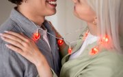 <p><img src="https://novosti-murmanskoy-oblasti.ru/uploads/posts/2024-12/1735043315_close-up-happy-couple-with-lights_23-2149266096.jpg" alt="" /></p>

<p><em>В начале отношений романтика, эмоции, и &laquo;химия&raquo; делают свое дело, и партнер не замечает, что у второй половинки есть свои странности или привычки.</em></p>

<p>Но со временем эйфорию сменяют более приземленные эмоции и тут возникают моменты, которые могут неприятно отразится на отношениях. Я расскажу о 5 вещах в женщинах, которые вызывают у мужчин брезгливость</p>

<p>1. Грязная одежда<br />Когда человек регулярно одевается во что-то помятое, с пятнами или запахом, это может серьезно повлиять на впечатление.</p>

<p>2. Неестественная красота<br />Накладные ресницы, наращенные ногти &mdash; это выглядит эффектно, пока не начнет отклеиваться. Многие мужчины воспринимают такую неестественную красоту, как обман.</p>

<p>3. Запах изо рта<br />Неприятный запах изо рта может испортить ваш первый поцелуй и поставить крест на ваших отношениях.<br />Проблемы с запахом изо рта &mdash; это не только вопрос гигиены. Иногда это здоровье. Поэтому если вам кто-то намекает на эту проблему, разберитесь с ней.</p>

<p>4. Личные вещи<br />Один из самых спорных моментов &mdash; это когда вы видите в ванной чужие принадлежности. Расчески с волосами, использованные ватные диски и так далее.</p>

<p>5. Речь &mdash; это зеркало личности<br />Иногда девушка, которая выглядит потрясающе, говорит так, что сразу хочется испариться. Грубость, жаргон и мат убивают всю магию.</p>

<p>Ранее мы <a href="https://novosti-murmanskoy-oblasti.ru/47308-ottalkivayuschie-privychki-skakimi-kachestvami-nado-borotsya-mnenie-psihologov.html">рассказывали</a> про отталкивающие привычки.</p>

<p><em>Ольга Артасова</em></p>
<p><em>Фото: freepik</em></p>