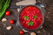 <p><img src="https://novosti-murmanskoy-oblasti.ru/uploads/posts/2024-12/1735046467_traditional-ukrainian-russian-vegetable-borsch-old-wooden-surface_2829-5728.jpg" alt="" /></p>


<p><em>Одно из самых ярких воспоминаний из детства &mdash; это когда приезжаешь в гости к бабушке на майские праздники. К нашему приезду у нее всегда была большая кастрюля борща. Она его называла &laquo;Праздничный&raquo;.</em></p>

<p>Это был борщ с необычным вкусом и ароматом. Позже я узнала, что именно кладет бабушка в него, что он становится таким ярко-красным и ароматным. Делюсь этим рецептом и с вами.</p>

<p>Ингредиенты:<br />Свекла свежая &mdash; 7-8 средних корнеплодов;<br />Морковь свежая &mdash; 3 средних корнеплода;<br />Картофель свежий &mdash; 4 средних корнеплода;<br />Лук репчатый &mdash; 2 средние головки;<br />Капуста свежая &mdash; 300 грамм;<br />Капуста квашеная &mdash; 300 грамм;<br />Перец сладкий свежий &mdash; 2 шт.;<br />Корень сельдерея &mdash; 50 грамм;<br />Томат-паста &mdash; 50 грамм;<br />Масло растительное &mdash; для жарки;<br />Лавровый лист &mdash; 2 шт.:<br />Свиные копченые ребрышки &mdash; 1,5 кг.;<br />Вода &mdash; 4 литра;<br />Сахар &mdash; 1 ч. ложка;<br />Уксус 6% &mdash; 1 ст. ложка;<br />Соль, черный молотый перец &mdash; по вкусу;<br />Зеленый лук, свежий укроп, сметана, сметана &mdash; для подачи.</p>

<p>Свеклу, картофель, лук, морковь, корень сельдерея моем и очищаем. Выкладываем в кастрюлю свёклу и помытые свиные копченые ребрышки. Заливаем водой и варим бульон. Доводим воду до кипения, а затем уменьшаем огонь и варим 45-50 минут.</p>

<p>Далее нарезаем соломкой картофель, морковь, сладкий перец. Лук режем полукольцами, капусту мелко шинкуем. Корень сельдерея натираем на крупной терке.</p>

<p>На сковороде разогреваем растительное масло, добавляем морковь, жарим минут 5, далее добавляем лук и жарим помешивая еще 5 минут, затем добавляем томат-пасту, перемешиваем и жарим еще 5 минут.</p>

<p>Когда свекла сварится и бульон будет готов, достаем ребрышки и свеклу и откладываем в сторону. Прибавляем огонь и закладываем овощи в кастрюлю.</p>

<p>Первой &mdash; свежую капусту, через 5 минут &mdash; картофель, еще через 5 минут &mdash; сладкий перец. Варим минут 10 на медленном огне не давая закипать. Далее добавляем квашеную капусту и корень сельдерея.</p>

<p>Через 5 минут добавляем зажарку и лавровый лист. Перемешиваем и варим еще 5 минут.</p>

<p>Свеклу натираем на крупной терке, свиные копченые ребрышки режем порционно.</p>

<p>Разогреваем растительное масло, выкладываем тертую свеклу и жарим 5 минут, помешивая. Далее добавляем сахар и уксус. Перемешиваем и добавляем свеклу в кастрюлю с борщом. Туда же кладем и свиные ребрышки. Перемешиваем, накрываем крышкой и выключаем огонь. Даем настояться 30 минут.</p>

<p>Для подачи измельчаем зелень и чеснок и добавляем в тарелку борща.</p>

<p>Ранее мы <a href="https://novosti-murmanskoy-oblasti.ru/45866-bystryy-gribnoy-sup-chtoby-prigotovit-eto-pervoe-blyudo-vam-potrebuetsya-nebolee-15-minut-gotovka-bez-hlopot.html">рассказывали</a> рецепт быстрого грибного супа.</p>

<p><em>Ольга Артасова</em></p>
<p><em>Фото: freepik</em></p>