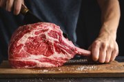 <p><img src="https://novosti-murmanskoy-oblasti.ru/uploads/posts/2024-12/1735060087_butcher-cuting-fresh-appetizing-tomahawk-steak-old-wooden-board-closeup_1220-6590.jpg" alt="" /></p>


<p><em>Бывает так, что купишь мясо, а когда приготовишь &mdash; получается &laquo;резина&raquo;. Сухое, невкусное. В чем же дело?</em></p>

<p>Что мы делаем не так при разморозке мяса? Я расскажу про типичные ошибки, которые мы считаем правилами. Из-за них мясо теряет вкус и пользу. И мы сами сильно портим его.</p>

<p>Ошибка № 1. Быстрое размораживание</p>
<p>Не надо опускать мясо в горячую воду. Это портит вкус приготовленного мяса и ухудшает внешний вид. Когда мясо размораживается слишком быстро, сок быстро покидает его.</p>
<p>При медленном методе размораживания потери сока выше, но и менее разрушаются волокна и сок успевает впитываться в волокна. Поэтому медленный метод разморозки лучше.</p>

<p>Ошибка № 2. Слишком медленное размораживание</p>
<p>У медленной разморозки есть недостатки: при положительных температурах поднимают голову патогенные микроорганизмы. Поэтому размораживать мясо в домашних условиях лучше в холодильнике, на нижней полке. Еще можно разморозить в холодной воде. Мясо завернуть в полиэтилен, воду менять или подбрасывать лед. На разморозку 1 кг мяса в среднем нужно 6-7 ч.</p>

<p>Ошибка № 3. Как не нужно мыть мясо</p>
<p>Если по-хорошему &mdash; мясо лучше не мыть. Если в мясе есть &laquo;что-то плохое&raquo;, то вода это не смоет, им пронизан весь кусок. Поэтому из соображений гигиены и рациональности мясо лучше не мыть.</p>

<p>Ранее мы <a href="https://novosti-murmanskoy-oblasti.ru/47532-prosto-zalivayu-myaso-mineralkoy-kak-zamarinovat-shashlyk-chtoby-zaparu-chasov-onbyl-gotov.html">рассказывали</a>, как замариновать шашлык, чтобы он приготовился за пару часов. <br /><br /></p>
<p><em>Ольга Артасова</em></p>
<p><em>Фото: freepik</em></p>

