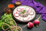 <p><img src="https://novosti-murmanskoy-oblasti.ru/uploads/posts/2024-12/1735060840_side-close-up-view-dish-appetizing-dish-herbs-raddish-spices-purple-tablecloth_140725-122848.jpg" alt="" /></p>
<p><em>Этот необычный салат был очень популярен много лет назад. Его основу составляет мясо.</em></p>
<p>Название у него такое из-за того, что угадать и определить все его ингредиенты сразу невозможно. Попробуйте приготовить этот салатик для гостей и посмотрите, угадают ли они, из чего он сделан.</p>
<p>Ингредиенты:<br />Любая редька — 300 г<br />Сырая морковь — 150 г<br />Вареное мясо — 250 г<br />Репчатый лук — 150 г<br />Чеснок — 1 зубчик<br />Майонез, укроп, соль, перец — по вкусу<br />Для блинчиков:<br />Яйца сырые — 2 шт.<br />Вода — 2 ст. л.<br />Соль, перец — по вкусу<br />Растительное масло — для жарки</p>
<p>Редьку нарезаем тонкой соломкой, солим, перемешиваем, даем постоять 15 минут. Далее хорошо отжимаем. То же самое делаем с морковкой. Мясо варим, режем как обычно для салата.</p>
<p>Лук жарим на растительном масле до румяности. Перед тем, как закладывать его в салат даем остыть.</p>
<p>Далее жарим тонкие яичные блинчики, сворачиваем и нарезаем соломкой. Для каждого блинчика в отдельную мисочку биваем по одному по яйцу, солим, перчим и подливаем немного воды и взбиваем как для омлета. Жарим блинчики с двух сторон.</p>
<p>Далее все ингредиенты смешиваем, добавляем укроп и свежевыдавленный чеснок. Заправляем майонезом, солим и перчим по вкусу.</p>
<p>Ранее мы <a href="https://novosti-murmanskoy-oblasti.ru/47590-deshevle-vdesyatki-raz-isovsem-nekaloriynaya-dostoinstvo-iskusstvennoy-ikry-idelo-netolko-vekonomii.html">рассказывали</a> о плюсах искусственной икры.</p>
<p><em>Ольга Артасова</em></p>
<p><em>Фото: freepik</em></p>