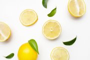 <p><img src="https://novosti-murmanskoy-oblasti.ru/uploads/posts/2024-12/1735104754_elegant-composition-set-lemons-white-surface_24972-1122.jpg" alt="" /></p>

<p><em>Лимон &mdash; уникальный продукт по своим свойствам. Но существует хитрость, которая помогает сделать его еще полезнее.</em></p>

<p>Не все знают, как усилить пользу сока, кожуры и мякоти цитруса. Для этого целый лимон нужно положить в морозилку на ночь. Я сама уже давно пользуюсь этим лайфхаком.</p>

<p>За ночь лимон более удобным для использования: замороженный плод легче натереть на терке. Также его можно нарезать и обычным.</p>

<p>Еще один плюс такого метода в том, что замороженный лимон теряет неприятную горечь. Поэтому его можно есть вместе с кожурой. Также считается, что при заморозке сок лимона структурируется, а свойства витамина C &mdash; усиливаются. Кроме того, замороженный лимон ускоряет метаболизм.</p>

<p>Перед заморозкой лимоны нужно помыть горячей водой и высушить, чтобы не образовалась ледяная корка.</p>

<p>Ранее мы <a href="https://novosti-murmanskoy-oblasti.ru/47050-limonnaya-voda-natoschak-komu-ona-polezna-i-komu-mozhet-navredit-mnenie-vracha-dietologa.html">рассказывали</a>, кому нельзя пить лимонную воду натощак.</p>

<p><em>Ольга Артасова</em></p>
<p><em>Фото: freepik</em></p>