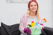 <p><img src="https://novosti-murmanskoy-oblasti.ru/uploads/posts/2024-12/1735105788_smiley-woman-with-cleaning-products_23-2148394894.jpg" alt="" /></p>

<p><em> Перекисью можно продезинфицировать игрушки и зубные щетки</em></p>
<p><br />Перекись водорода незаменима в быту &mdash; она не токсична и обладает дезинфицирующими свойствами. Так, с помощью этого дешевого аптечного средства можно избавиться от пятен.</p>

<p>Для этого смешиваем 50 мл. перекиси с 1 ст. ложкой средства для мытья посуды. Старой зубной щеткой наносим смесь на пятно. Оставляем на 10 минут. Потом смываем удобным для вас способом.</p>
<p><br />Перекисью хорошо дезинфицировать зубные щетки, косметические спонжи и кисточки для макияжа. Разводим воду и средство в пропорциях 3:1. Помещаем в сосуд щетки и оставляем на 30 минут. Спонжи держим чуть меньше по времени, а кисти просто сбрызгиваем.</p>
<p><br />Перекись неплохо себя проявила в деле наведения чистоты в детской. Так, с ее помощью моют игрушки. Для приготовления, соответствующего раствора в ёмкость наливают 1 л. воды и 1 стакан пероксида. Замачивают игрушки на 10-15 минут. Затем промывают чистой водой и просушивают.</p>
<p><br />И напоследок, еще один вариант использования перекиси водорода в быту. Нанесите средство на разделочную доску &mdash; можно распылить или протереть ватным диском. После помойте доску губкой с мылом и ополосните. Таким образом вы можете избавиться от бактерий.</p>

<p>Ранее мы <a href="https://novosti-murmanskoy-oblasti.ru/47534-luchshe-uksusa-isody-kak-udalit-nalet-vunitaze-odnim-naturalnym-sredstvom.html">рассказывали, </a>какие средства эффективны для удаления налета в унитазе.</p>

<p><em>Айгуль Булатова</em></p>
<p><em>Фото: Freepik</em></p>


