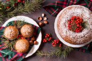 
<p><img src="https://novosti-murmanskoy-oblasti.ru/uploads/posts/2024-12/1735112992_top-view-christmas-cupcakes-cake-with-red-berries_23-2148705417.jpg" alt="" /></p>
<p><em>Штоллен &mdash; это традиционная рождественская выпечка в Европе. Она уже давно популярна у нас и уже успела обрасти большим количеством мифов.</em></p>

<p>Многие думают, что печь штоллен очень сложно. Но я вас точно заверяю, что любая хозяйка справится с этим заданием, и еще удивится, как это на самом деле просто. Но чтобы штоллен как следует настоялся к рождеству, его нужно начинать готовить уже сегодня.</p>

<p>Штоллен &mdash; фруктовый кекс, и для него нужно много сухофруктов. Обычно рецепт включает два вида изюма (темный и белый), клюкву, вишню, чернослив и курагу. Перед тем, как печь кекс, все фрукты замачиваем в крепком алкоголе на пару дней и дольше.</p>

<p>Ингредиенты:<br />Одна пачка творога<br />Одна пачка сливочного масла<br />200 мг сахара<br />250-300 мг миндальной муки<br />400 мг пшеничной муки<br />Два-три яйца<br />Пакетик разрыхлителя<br />Специи: ваниль, корица, гвоздика, мускатный орех</p>

<p>В протертый творог добавляем размягченное сливочное масло и взбиваем с сахаром. По очереди вводим яйца и когда смесь станет однородной, добавляем миндальную муку, разрыхлитель и специи.</p>

<p>С фруктов сливаем алкоголь, крупные нарезаем, чтобы все были примерно одного размера. Замешиваем фрукты в тесто и порционно вводим муку. Тесто должно получиться умеренно крутым и мягким.</p>

<p>Разогреваем духовку до 150 градусов. Для штолленов не обязательно использовать форму, но если хотите, можно взять форму для кекса.</p>

<p>Штоллен должен находиться в духовке около часа. Корочка при этом не должна потемнеть. Готовый штоллен сразу смазываем сливочным маслом и присыпаем сахарной пудрой.</p>

<p>Когда он полностью остынет, заворачиваем в пергамент и убираем на нижнюю полку холодильника. Там он будет настаиваться к празднику.</p>

<p>Ранее мы <a href="https://novosti-murmanskoy-oblasti.ru/44553-keks-izumitelnyy-kak-prigotovit-bystruyu-vypechku-kchayu-osobennyy-biskvit-stvorogom.html">рассказывал</a>и рецепт бисквита с творогом к чаю.</p>

<p><em>Ольга Артасова</em></p>
<p><em>Фото: freepik</em></p>