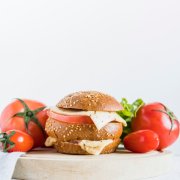 <p><img src="https://novosti-murmanskoy-oblasti.ru/uploads/posts/2024-12/1735140376_sandwich-with-cheese-near-tomatoes_23-2148037510.jpg" alt="" /></p>

<p><em>Булочка с котлетой только на первый взгляд выглядит просто. На деле же при добавлении различных ингредиентов булочка и мясо превращаются в бургеры, чизбургеры и гамбургеры.</em></p>

<p>Эти блюда фастфуда похожи друг на друга внешне, а вот их вкусы и состав отличаются. В чем же разница?</p>

<p>Гамбургер<br />Это блюдо, удобное для еды на ходу, придумал гастроном из Америки Луи Лессинг. Именно он решил положить немецкий бифштекс между половинками свежевыпеченной булки и добавить особый соус и лист зеленого салата.<br />Сегодня к мясу и выпечке в классическом варианте добавляют соус из кетчупа и горчицы, колечки лука, соленый огурец, томат и салат.</p>

<p>Бургер<br />Это большая группа закрытых бутербродов. В основе пышная хлебная булочка с кунжутной посыпкой, которую заполняют котлетой из мяса, рыбы, овощей, обжаренной на гриле;<br />маринованными или свежими овощами: огурцом, помидором, луком, сладким перцем, листовым салатов разных сортов;<br />соусом: майонезом, горчицей, сырным, кетчупом, BBQ и другими.</p>
<p>Бургер всегда большого размера, такая в составе много компонентов. Котлету делают из фарша, измельчив говядину, свинину, курицу, индейку, рыбное филе или овощи на миниатюрные части.</p>

<p>Чизбургер<br />Это блюдо ближе к гамбургеру. Та же булочка из мягкого теста с кунжутной посыпкой, котлета, овощи, соус. Отличает блюдо лишь дополнительный ингредиент &mdash; ломтик сыра. Обычно он квадратный. Сыр слегка плавится от горячей котлеты, что придает ему аутентичные вкусовые качества. Пропитка из соуса делает блюдо сочным и чрезвычайно аппетитным.</p>

<p>Ранее мы <a href="https://novosti-murmanskoy-oblasti.ru/47261-mini-burgery-izdomashnego-farsha-pokorit-idetey-ivzroslyh-zakuska-dlya-novogodnego-stola.html">рассказывали</a>, как приготовить мини-бургеры из домашнего фарша.</p>

<p><em>Ольга Артасова</em></p>
<p><em>Фото: freepik</em></p>