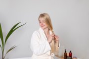 <p><img src="https://novosti-murmanskoy-oblasti.ru/uploads/posts/2024-12/1735141629_medium-shot-woman-braiding-her-hair_23-2149168580.jpg" alt="" /></p>

<p><em>Для роста волос надо регулярно скрабировать кожу головы</em></p>
<p><br />Ка ухаживать за волосами и что следует делать при отращивании волос. Об этом рассказали на канале &laquo;Beautушная Анжела&raquo;. Автор советов рекомендует отрезать сантиметр волос каждые 3-6 месяцев в случае иссушения кончиков.</p>
<p><br />Длинные волосы удобнее всего перед сном заплетать в косу. Благодаря этому вы сможете избежать механического повреждения волос. Если волосы короткие, то можно спать в шапочке для сна.</p>
<p><br />Также важно беречь волосы от холода, солнца и морской воды. Что касается выбора расчесок, то отдавать предпочтение следует пластиковым с эластичными зубчиками.</p>
<p><br />На росте волос положительным образом скажется использование всяческих пилингов и скрабов для кожи головы. Также для этих целей подойдут всевозможные ампулы и лосьоны, ускоряющие рост волос.</p>
<p><br />В комплексе с другими средствами для волос можно применять и маски. Для защиты от воздействия термоприборов, наносите на волосы защитные средства, которые обволакивают волосинки и препятствуют их повреждению.</p>

<p>Ранее мы <a href="https://novosti-murmanskoy-oblasti.ru/47305-bessulfatnye-shampuni-zaili-protiv-preimuschestva-inedostatki-dannyh-sredstv-razbor-svoystv.html">рассказывали</a>, в чем польза бессульфатных шампуней. </p>

<p><em>Айгуль Булатова</em></p>
<p><em>Фото: Freepik</em></p>


