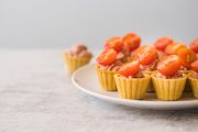 <p><img src="https://novosti-murmanskoy-oblasti.ru/uploads/posts/2024-12/1735145059_copy-space-appetizer-with-tomatoes_23-2148482474.jpg" alt="" /></p>

<p><em>&laquo;Ракушки&raquo; из слоеного теста &mdash; это очень вкусная и красивая закуска на праздничный стол. Гости точно будут под впечатлением!</em></p>

<p>Выглядит эта закуска просто шикарно! Мои гости всегда спрашивают, где я купила такие ракушки, а я их сделал сама из обычного слоеного теста и формы для кексов. Начинку для них можно брать любую, можно даже положить любой салат, который мелко нарезан.</p>

<p>Ингредиенты:<br />слоеное тесто &mdash; 500 г<br />красная соленая (или копченая) рыба &mdash; 150 г<br />огурец (свежий) &mdash; 1 шт<br />сливочный сыр &mdash; 150 г</p>

<p>Слоеное тесто размораживаем при комнатной температуре, кладем на стол (тесто раскатывать не нужно!) и вырезаем фигурки с помощью формочки для кексов. Если формы нет, можно вырезать кружочки обычным стаканом.</p>

<p>Складываем фигурки на противень застеленный бумагой для выпечки и выпекаем в духовке 15 минут на 200 градусах.</p>

<p>Для начинки мелко рубим красную соленую рыбу. Свежий огурец нарезаем мелким кубиком. Смешиваем, добавляем сливочный сыр.</p>

<p>Достаем &laquo;ракушки&raquo; из духовки, остужаем и делаем аккуратный надрез, но не прорезаем до конца. И чайной ложкой выкладываем начинку внутрь начинку.</p>

<p>Ранее мы <a href="https://novosti-murmanskoy-oblasti.ru/47520-recept-prazdnichnogo-zhyulena-vtartaletkah-idealnaya-goryachaya-zakuska-nanovyy-god.html">рассказывали</a> рецепт жульена в тарталетках.</p>

<p><em>Ольга Артасова</em></p>
<p><em>Фото: freepik</em></p>