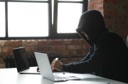 <p><img src="https://novosti-murmanskoy-oblasti.ru/uploads/posts/2024-12/1735150456_hacker-man-laptop_144627-25503.jpg" alt="" /></p>

<p><em>Злоумышленники даже не дают опомниться своим жертвам</em></p>
<p><br />У злоумышленников, выступающих от лица сотрудников банков есть заранее заготовленные скрипты. Иными словами, готовые тексты, которым они следуют в той или иной ситуации.</p>

<p>Афериста выдает неуемное стремление добыть конфиденциальную информацию. Он часто очень настойчив в требованиях или вопросах. Для того, чтобы не дать жертве обдумать, всегда торопит. Просит сообщить данные карты или коды из СМС. Это те красные флаги, которые должны насторожить любого. Главное &mdash; вовремя прекратить беседу.</p>
<p><br />Для уточнения данных позвоните в банк самостоятельно. Для личной безопасности не отвечайте на звонки с номеров +90 0, +900, +800, 8 800 и других похожих на официальные номера телефонов банков в мессенджерах. Банки не используют мессенджеры для связи с клиентами.</p>
<p><br />Проверяйте любую информацию, не попадайтесь на уловки мошенников. Помните, что злоумышленники под предлогом участия в акции, защиты денег на счете могут вас ввести в заблуждение и завладеть вашими личными данными.</p>

<p>Ранее мы <a href="https://novosti-murmanskoy-oblasti.ru/47657-novaya-shema-obmana-s-klyuchami-ot-domofona-beregites-moshennikov-i-rasskazhite-ob-etom-blizkim.html">рассказывали</a>, какая схема обмана связана с ключами от домофона.</p>

<p><em>Айгуль Булатова</em></p>
<p><em>Фото: Freepik</em></p>
