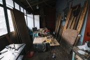 <p><img src="https://novosti-murmanskoy-oblasti.ru/uploads/posts/2024-12/1735187574_workshop_23-2147773352.jpg" alt="" /></p>
<p><em>То, как мы относимся к порядку в доме, многое говорит и о нас самих. Кто-то делает регулярную уборку просто потому, что «так надо». А кто-то готов прибираться каждый час, и им это правда нравится.</em></p>
<p>Между этими двумя крайностями существует минимум 5 промежуточных вариантов. О них рассказала психолог Татьяна Исакова.</p>
<p>1. Уборка 24/7<br />Есть люди, которые пылесосят дома каждые 2 часа, а на работе все промывает после уборщицы. Обычно так себя ведут гиперконтролеры и опекуны — люди тревожно-мнительного склада. У них все должно быть без сучка и без задоринки.</p>
<p>Это говорит об их желании отгородиться от всего внешнего. Такие люди очень зажаты внутри.</p>
<p>2. Бардак 24/7<br />Эта категория людей является полным антиподом предыдущей. Нежелание делать уборку у них доходит до абсурда: вещей в комнате становится все больше, но по назначению используется только пара предметов.</p>
<p>Хаос в квартире — хаос в голове. Такое поведение свойственно подросткам, за которыми убирают родители. И даже повзрослев, они продолжат перекладывать ответственность за порядок в доме на других.</p>
<p>3. Уборка по расписанию<br />Здесь присутствует сильная вовлеченность в процесс, а это изматывает. Такие люди убираются еженедельно, в определенный день и час.</p>
<p>Это указывает на желание избавиться от лишнего стресса. Но после эмоциональной разрядки посредством уборки будет ощущаться острая нехватка энергии.</p>
<p>4. Традиционная уборка<br />Если люди, которые сначала уборка, потом стирка и потом уже глажка. Такой порядок действий определяется родительской установкой, его поддерживают больше из чувства долга.</p>
<p>Уборка для таких людей не является чем-то ненавистным. Для них убрать квартиру — занятие не только необходимое, но и приятное.</p>
<p>5. Трендовая уборка<br />Склонность к «модной» уборке появляется из-за нежелания впопыхах перемещаться по дому с инвентарем или откладывать любимые вещи на выброс.</p>
<p>Ранее мы <a href="https://novosti-murmanskoy-oblasti.ru/47345-pochemu-v-starinu-nelzya-bylo-ubiratsya-stirat-strichsya-i-vyazat-i-strichsya-po-prazdnikam-byt-i-obychai-krestyan.html">рассказывали</a>, почему раньше нельзя было убираться по праздникам.</p>
<p><em>Ольга Артасова</em></p>
<p><em>Фото: freepik</em></p>
