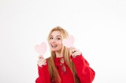 <p><img src="https://novosti-murmanskoy-oblasti.ru/uploads/posts/2024-12/1735194773_woman-with-hearts-looking-camera_23-2147737267.jpg" alt="" /></p>
<p><em>Возрождение любви испытают 5 знаков</em></p>
<p><br />В 2025 году в жизни Козерогов начнется новая эра в личных отношениях. Однако, путь будет не совсем простым, важно заручиться поддержкой и пониманием второй половинки. Используйте этот период для откровенных разговоров с вашим партнером. Делитесь чувствами, обсуждайте прошлые ошибки.</p>
<p>Дев в 2025 году ждет новый этап в любовных отношениях. Январь открывает перед вами путь к осознанию своих кармических уроков и возможности выбрать свою судьбу. Ваше духовное и эмоциональное развитие подвигнет Дев, которые давно мечтали об истинной любви и гармонии в отношениях.</p>
<p>У Рыб в 2025 году после череды сложностей наступает период возрождения романтических отношений. В первые недели нового года вы почувствуете необходимость уделить больше времени отдыху и размышлениям. Это поможет вам осознать, чего вы хотите от жизни и любви, а также создать пространство для романтических возможностей.</p>
<p>Львы, ваша внутренняя работа наконец-то приносит плоды. Начало 2025 года наполнено энергией, которая ускорит события в вашей романтической жизни.</p>
<p>Скорпионы почувствуют в январе эмоциональное исцеление. Этот период требует честности перед самим собой. Позвольте себе признать истину и освободиться от страхов, которые мешают вам двигаться вперёд.</p>
<p>Ранее мы <a href="https://novosti-murmanskoy-oblasti.ru/47629-lyubov-narasstoyanii-kakie-znaki-zodiaka-mogut-sohranit-takie-otnosheniya.html">рассказывали,</a> какие знаки зодиака могут сохранить любовь на расстоянии.</p>
<p><em>Айгуль Булатова</em></p>
<p><em>Фото: Freepik</em></p>