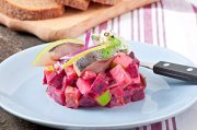 <p><img src="https://novosti-murmanskoy-oblasti.ru/uploads/posts/2024-12/1735202357_herring-salad-with-sour-cream-sauce_2829-16031.jpg" alt="" /></p>

<p><em>У поляков это салат был известен под названием &laquo;Загляни под одеяло&raquo;</em></p>
<p><br />Существует много интерпретаций сельди под шубой. В этом варианте к классическому набору продуктов добавили один дополнительный &mdash; маринованные огурцы. Этот рецепт был популярен в Польше в 80-е годы прошлого века и был изветен под названием  &laquo;Посмотри под одеяло&raquo;. Ингредиенты:</p>
<p><br />&bull; 2 филе крупной жирной селедки (примерно 600 г);<br />&bull; 1 маленькая красная луковица;<br />&bull; 1 большая отварная картофелина;<br />&bull; 1 средняя вареная морковь;<br />&bull; 2 средние вареные свеклы;<br />&bull; 2 средних маринованных огурца;<br />&bull; 2-3 яйца, сваренных вкрутую;<br />&bull; майонез;<br />&bull; молотый черный перец;<br />&bull; укроп для украшения</p>
<p><br />Обсушенное филе сельди нарезаем кубиками среднего размера. Запеченные овощи и отваренные яйца натираем на терке. Огурец, красный лук и укроп мелко нарезаем.</p>

<p>Приступаем к формированию салата &mdash; в порционные емкости выкладываем слои в следующем порядке &mdash; сельдь, красный лук, майонез, картофель, морковь. После идут свёкла, маринованный огурец и яичный белок. Сверху украшаем желтком, зеленью и нарезанной рыбой.</p>

<p>Для того, чтобы салат пропитался его надо поставить в холодильник минимум на полчаса. Ранее мы <a href="https://novosti-murmanskoy-oblasti.ru/47565-tureckiy-salat-kysyr-s-bulgurom-i-percem-neobychnyy-i-ochen-vkusnyy-recept-odin-raz-poprobovala-i-teper-vse-vremya-ego-gotovlyu.html">рассказывали</a>, как приготовить турецкий салат из булгура и перца.</p>

<p><em>Айгуль Булатова</em></p>
<p><em>Фото: Freepik</em></p>

