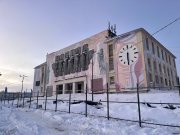 <p><img src="https://novosti-murmanskoy-oblasti.ru/uploads/posts/2024-12/1735203508_hyhvnsvtvc4.jpg" alt="" />В Никеле возле ДК &laquo;Восход&raquo;, находящегося на реконструкции, начали устанавливать прочное ограждение.</p>
<p><br /><span style="font-size: 14pt;"><em>&mdash; Возле Дворца культуры &laquo;Восход&raquo; ведутся работы по установке ограждения, &mdash; пишет газета &laquo;Печенга&raquo; в своем официальном паблике.</em></span><br /><br />В комментариях северяне поинтересовались, для чего вновь ставят забор &mdash; для сноса здания или его ремонта.<br /><br /><span style="font-size: 14pt;"><em>&mdash; Изгородь на века строят, &mdash; отметила Надежда Лаврентьева.</em></span><br /><span style="font-size: 14pt;"><em>&mdash; Может сносить будут? &mdash; предположила Людмила Лялина.</em></span><br /><span style="font-size: 14pt;"><em>&mdash; Консервировать! &mdash; ответил ей Алексей Тарбазанов.</em></span><br /><span style="font-size: 14pt;"><em>&mdash; Ограждение будет не культурным, а техническим, &mdash; подчеркнул Сергей Могутов.</em></span><br /><span style="font-size: 14pt;"><em>&mdash; Слышала, будто будут ремонтировать, &mdash; добавила Надежда Петрова.</em></span><br /><br />Ранее сообщалось, что в конце ноября в Никеле ветер <a href="https://novosti-murmanskoy-oblasti.ru/46679-v-nikele-veter-snes-ograzhdenie-vozle-dk-voshod.html" target="_blank">свалил забор</a>, который огораживал Дворец культуры &laquo;Восход&raquo;.<br /><br />Напомним, здание ДК закрыли на <a href="https://novosti-murmanskoy-oblasti.ru/41012-v-nikele-zamenyat-podryadchika-na-remont-dk-voshod.html" target="_blank">реконструкцию</a> еще в 2021 году. Согласно документам, все должно было быть готово в июне прошлого года. Однако ремонт не завершен до сих пор.<br /><br /><em>Фото: https://vk.com/gazeta_pechenga</em></p>