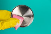 <p><img src="https://novosti-murmanskoy-oblasti.ru/uploads/posts/2024-12/1735208914_dishwasher-wearing-yellow-gloves-blue_1150-17320.jpg" alt="" /></p>

<p><em>Для приготовления средства используют соду, соль и уксус</em></p>
<p><br />На канале &laquo;Наташи Довгель&raquo; поделились способом очистки сковороды от нагара. Для этого используют домашние средства &mdash; соль, соду, уксус.</p>

<p>Перед основным этапом посыпаем загрязнённую поверхность сковороды солью и содой. Затем поливаем жидким средством для мытья посуды. Накрываем посуду бумажными салфетками. И сверху поливаем уксусом.</p>

<p>Оставляем так для того, чтобы вещества пошли в реакцию и размягчили жир. На это потребуется 10-15 минут. Спустя это время, удаляем салфетки и моем поверхность влажной губкой.</p>

<p>Затем ополаскиваем сковороду и видим, что домашнее средство справилось с задачей и очистило посуду от нагара и жира. Ранее мы <a href="https://novosti-murmanskoy-oblasti.ru/46039-kak-ochistit-chugunnuyu-skovorodku-ot-nagara-tri-prostyh-domashnih-sposoba-na-zametku-hozyaykam.html">рассказывали,</a> как очситить нагар с помощью хозяйственного мыла.</p>

<p><em>Айгуль Булатова</em></p>
<p><em>Фото: Freepik</em></p>
