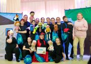 <p><img src="https://novosti-murmanskoy-oblasti.ru/uploads/posts/2024-12/1735215973_4puayeazuv0.jpg" alt="" />&laquo;Насекомия&raquo; - так называется кукольный спектакль. Постановка - в исполнении артистов театральной студии &laquo;Витраж&raquo;. Она находится на базе Дворца культуры &laquo;Октябрь&raquo; в Заполярном.</p>
<p>Спектакль &laquo;Насекомия&raquo; в 20 школе Никеля. Зрители &mdash; ученики их родители. Малыши и взрослые отправились в увлекательное музыкальное путешествие в волшебную страну &laquo;Насекомия&raquo; вместе с героями истории о добре и дружбе.</p>
<p>Ребята познакомились с миром насекомых и узнали почему так важно беречь природу. В конце представления все маленькие гости получили сладкие угощения.</p>
<p><em>Фото: vk.com/pechengamr_ru</em></p>