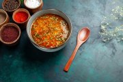 <p><img src="https://novosti-murmanskoy-oblasti.ru/uploads/posts/2024-12/1735220405_top-view-delicious-vegetable-soup-with-different-seasonings-grey-surface-food-meal-vegetable-soup-ingredient-product_140725-72450.jpg" alt="" /></p>

<p><em>Кажется, что сварить прозрачный бульон проще простого, но на самом деле, это достаточно сложно.</em></p>

<p>Для того, чтобы приготовить прозрачный бульон, нужно знать некоторые тонкости приготовления.</p>

<p>Многое зависит от качества выбранного мяса. Для бульона лучше всего подходит мясо на кости &mdash; тогда бульон будет наваристым. Также огонь должен быть максимальным только до момента закипания, а потом уже варим до готовности на минимальном огне с приоткрытой крышкой. Важно помнить, что и крышку плотно закрывать нельзя.</p>

<p>Соль тоже играет большую роль, желательно добавлять ее в конце варки. А если вы собираетесь добавлять овощи в бульон, то солить нужно перед тем как их опускать, чтобы не было появления сока. Также обязательно нужно снимать пенку.</p>

<p>Чтобы исправить бульон и сделать его прозрачным, есть несколько вариантов. Один из них оттяжка яичным белком. Бульон нужно остудить до 60-70 градусов, взбить вилкой яичный белок и тонкой струйкой влить в бульон, постоянно помешивая, затем поставить на огонь, довести до кипения, убавить огонь и кипятить минут 5-7 постоянно помешивая, затем процедить.</p>

<p>Ранее мы <a href="https://novosti-murmanskoy-oblasti.ru/47673-bez-etogo-holodec-nepoluchitsya-kak-gotovit-ego-chtoby-onvsegda-zastyval-ibyl-prozrachnym-kak-sleza.html">рассказывали</a>, как правильно варить бульон для холодца.</p>

<p><em>Ольга Артасова</em></p>
<p><em>Фото: freepik</em></p>