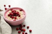 <p><img src="https://novosti-murmanskoy-oblasti.ru/uploads/posts/2024-12/1735289232_smoothie-bowl-with-oat-cranberries_144627-34161.jpg" alt="" /></p>

<p><em>Несмотря на то, что овсяноблин обычно готовят на завтрак, он подойдет и как перекус в течение дня.</em></p>

<p>Я всегда удивляюсь, когда слышу, что не любит овсянку. У меня в семье ее едят все. А с тех пор, как я нашла это рецепт &mdash; овсянка стала завтраком номер один у нас дома. Овсяноблин &mdash; лучшая основа для полезного завтрака. Это всегда сытно и вкусно.</p>

<p>Ингредиенты:<br />2 столовые ложки овсянки;<br />50 мл теплого молока;<br />2 яйца;<br />1 столовая ложка плавленого сыра;<br />соль;<br />1 столовая ложка оливкового масла.</p>

<p>Смешиваем овсянку с теплым молоком и оставляем на 2 минуты. Далее вбиваем в овсянку куриные яйца и добавляем мягкий сыр. Солим и хорошо перемешиваем.</p>

<p>Разогреваем сковороду и ставим на средний огонь. Наливаем немного растительного масла и выливаем овсяную смесь на сковороду. Равномерно распределяем ее и обжариваем с 2-х сторон до золотистой корочки. Лучше готовить овсяноблин под крышкой.</p>

<p>Правильный овсяноблин получается желтовато-коричневого цвета с плотной структурой, но тонким и эластичным.</p>

<p>Ранее мы <a href="https://novosti-murmanskoy-oblasti.ru/47705-neslozhnee-yaichnicy-kak-prigotovit-bystrye-brizoli-nazavtrak-ili-perekus.html">рассказывали</a>, как приготовить вкусные бризоли на завтрак и на перекус.</p>

<p><em>Ольга Артасова</em></p>
<p><em>Фото: freepik</em></p>