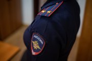 <p><img src="https://novosti-murmanskoy-oblasti.ru/uploads/posts/2024-12/1735295636_-t6mbtjhb38.jpg" alt="" />52-летний житель Ревды оказался на больничной койке &mdash; его избили двое молодых парней. Одному преступнику 24 года, другому &mdash; 27. Мужчина поступил в больницу с множественными травмами, в том числе серьезными повреждениями головы. Сотрудники полиции опросили пострадавшего и установили, что накануне в кафе он познакомился с неизвестным ему ранее молодым человеком. Вместе они распивали спиртное.</p>
<p>После новый приятель предложил пойти в квартиру для продолжения вечеринки. В помещении находился еще один парень. В ходе распития алкоголя между участниками застолья завязался конфликт. Молодые люди пытались узнать у мужчины код доступа к приложению мобильного банка, но долго не могли добиться от него нужной комбинации символов. Тогда преступники стали избивать мужчину.</p>
<p>Узнав пароль, молодые люди стали совершать покупки с помощью карты пострадавшего мужчины. Оперативниками уголовного розыска при силовой поддержке коллег СОБРа Росгвардии задержали подозреваемых. В отношении фигурантов возбуждено уголовное дело. Мужчины частично признали вину в совершенном преступлении.</p>
<p><em>Фото: Екатерина Громова</em></p>