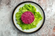 <p><img src="https://novosti-murmanskoy-oblasti.ru/uploads/posts/2024-12/1735318246_top-view-delicious-beet-salad-round-shaped-green-salad-inside-plate-light-background_140725-131729.jpg" alt="" /></p>

<p><em>Салату особой пикантности придают чернослив и грецкие орехи</em></p>
<p><br />Этот салат на праздничном столе вызовет немало вопросов. Необычное сочетание кальмаров и свеклы &mdash; феерия вкусов для истинных гурманов. Ингредиенты:</p>
<p><br />&bull; Кальмары &mdash; 400 г;<br />&bull; Вареная свекла &mdash; 200 г;<br />&bull; Яйца &mdash; 3 шт.;<br />&bull; Чернослив &mdash; 50 г;<br />&bull; Грецкие орехи &mdash; 30 г;<br />&bull; Твердый сыр &mdash; 100 г;<br />&bull; Чеснок &mdash; 2 зубчика;<br />&bull; Укроп &mdash; &frac14; пучка;<br />&bull; Майонез, соль, перец &mdash; по вкусу;</p>
<p><br />Кальмары чистим, варим, нарезаем соломкой. Далее натираем яйца на средней терке. Для салата берем любой твердый сыр, натираем его на терке. Далее обжариваем грецкие орехи на сухой сковороде, остужаем, измельчаем ножом в крошку.</p>
<p><br />Салат примечателен еще одним необычным ингредиентом &mdash; черносливом. Его измельчаем примерно так же, как грецкие орехи.</p>

<p>Затем добавляют свеклу &mdash; продукт, который окрасит салат. Последние ингредиенты &mdash; свежие укроп и измельченный чеснок. Раскладываем салат по креманкам и подаем к столу.</p>

<p>Ранее мы <a href="https://novosti-murmanskoy-oblasti.ru/45146-teper-varyu-kalmary-tolko-tak-nauchil-znakomyy-shef-poluchayutsya-ne-rezinovye-i-ochen-nezhnye.html">рассказывали</a>, как правильно приготовить кальмары.</p>

<p><em>Айгуль Булатова</em></p>
<p><em>Фото: Freepik</em></p>



