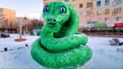 <p><img src="https://novosti-murmanskoy-oblasti.ru/uploads/posts/2024-12/1735371153_byhgfzk5lck.jpg" alt="" />Напомним, в каждом декабре в центре Мончегорска появляется снежная фигура, сделанная в виде символа наступающего года. В этот раз она исполнена в виде <a href="https://novosti-murmanskoy-oblasti.ru/47249-v-monchegorske-poyavilas-ogromnaya-zmeya-s-golubymi-glazami.html" target="_blank">змеи</a>. Она ярко-зеленого цвета и с необычными голубыми глазами.</p>
<p>Снежная фигура покорила сердца как мончегорцев, так и гостей города. На днях в мэрии ее создателей наградили благодарственными письмами. В администрации города отметили сотрудников предприятия &laquo;Печенгастрой&raquo;, которые показали свои умения и творческий подход в строительстве снежных скульптур.</p>
<p><span style="font-size: 14pt;"><em>&laquo;Такие инициативы не только украшают наш город, но и объединяют его жителей вокруг общих радостей и традиций. Вот имена этих талантливых мончегорцев: Илья Солтан, Андрей Архипов, Вячеслав Вьюгин, Лариса Зражевец, Евгений Курочкин, Дмитрий Прохоров. Спасибо за такой подарок городу на приближающийся праздник. Просим жителей и гостей Мончегорска быть аккуратными и не ломать снежные фигуры!&raquo;, - прокомментировали в мэрии Мончегорска.</em></span></p>
<p><em>Фото: администрация Мончегорска</em></p>