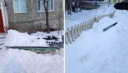 <p><img src="https://novosti-murmanskoy-oblasti.ru/uploads/posts/2024-12/1735377907_mycollages455.jpg" alt="" />В Ковдоре жители дома № 2/1 по ул. Слюдяной пожаловались на работу управляющей компании. Они отметили, что дворник, очистив территорию возле подъезда, не стал убирать снег со скамейки.</p>
<p><br /><span style="font-size: 14pt;"><em>&mdash; У нас в доме очень много живёт пожилых людей, которые не могут далеко ходить и им негде посидеть. Дворнику говорить бесполезно, &mdash; возмутились они в паблике &laquo;Аноним Ковдор&raquo;.</em></span><br /><br />В комментариях мнения северян, как водится, разделились. Кто-то уверяет, что скамейку можно почистить и самому, другие отметили, что это обязанность управляющей компании.<br /><br /><span style="font-size: 14pt;"><em>&mdash; Самим-то чего, сложно почистить? Вот проблема, &mdash; спросила Валентина Лондкевич.</em></span><br /><span style="font-size: 14pt;"><em>&mdash; Да почему должны сами? Я сама подметаю у себя в подъезде, только потому, что надоело мусор домой тащить. Никто не метёт. Может и двор почистить самой? &mdash; заметила Светлана Светикова.</em></span><br /><span style="font-size: 14pt;"><em>&mdash; А что, скамейку трудно для себя почистить? Дворникам и так работы хватает. Если вы зимой сидите на холодной скамейке, так смахните с неё снег сами, &mdash; удивилась Людмила Чебанова.</em></span><br /><span style="font-size: 14pt;"><em>&mdash; Не соглашусь с Вами. (&hellip;) Каждый должен выполнять свою работу, он за это получает зарплату. На Слюдяной 2/1 очень много пожилых людей, почти все с палочками ходят и им всем по 70 и более лет, и дворник просто из уважения к возрасту должен почистить скамеечки, &mdash; высказалась Елена Волкова.</em></span><br /><br />Отмечается, что жители уже обращались непосредственно к дворнику с просьбой почистить скамейки.</p>
<p><br /><span style="font-size: 14pt;"><em>&mdash; Дворник сказал, у него 46 подъездов. Ему некогда. Подъезды нужно помыть, подмести и убрать улицу. А ещё вам скамейки убрать? Пусть сами убирают, &mdash; рассказала Ирина Скрябина.</em></span><br /><br /><em>Фото: https://vk.com/anonimuskovdor51</em></p>