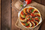 <p><img src="https://novosti-murmanskoy-oblasti.ru/uploads/posts/2024-12/1735386901_prepared-gratin-dish-raw-eggplant-with-mozzarella-tomatoes_2829-19716.jpg" alt="" /></p>

<p><em>Эти блюда способны привести в порядок ЖКТ после бурной новогодней ночи</em></p>
<p><br />Рольмопсы ободряющие &mdash; в нарезанное полосками филе маринованной селедки выкладываем обжаренный лук, морковь, корнишоны.</p>

<p>Сворачиваем рыбу в рулетики и закрепляем зубочисткой. Для маринада используйте смесь перцев, молотую корицу, гвоздику, лавровый лист и уксус. Заливаем маринадом наши рулеткии и отправляем их холодильник на ночь.</p>
<p><br />Вернуть к жизни после новогодней ночи способны мясная солянка, тайская лапша и рататуй.</p>

<p>Для приготовления последнего блюда нарезанные баклажаны, морковь, сельдерей, лук посыпаем прованскими травами, измельченным чесноком, соком лимона и оливковым маслом. Запекаем овощную смесь в духовке в течение 20 минут.</p>

<p>Ранее мы<a href="https://novosti-murmanskoy-oblasti.ru/47012-chay-s-suhofrutkami-dobavlyayu-obychnyy-chernosliv-i-izyskannyy-goryachiy-napitok-gotov.html"> рассказывали</a>, как приготовить легкий чай с сухофруктами. </p>

<p><em>Айгуль Булатова</em></p>
<p><em>Фото: Freepik</em></p>


