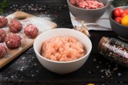 <p><img src="https://novosti-murmanskoy-oblasti.ru/uploads/posts/2024-12/1735391012_close-up-minced-meat-meatballs_23-2148440880.jpg" alt="" /></p>


<p><em>Котлеты &mdash; одно из самых популярных мясных блюд у россиян. И у каждой хозяйки есть свой &laquo;секретный&raquo; рецепт фарша для идеальных котлет.</em></p>

<p>Но не каждая хозяйка захочет им делиться своими хитростями. Я решила поделиться и рассказать, что же такого я добавляю в фарш, чтобу мои котлеты всегда получались нежными и воздушными.</p>

<p>В котлетный фарш я всегда добавляю пищевую соду. Мы привыкли, что сода хороша только для теста, на замену разрыхлителю, но на самом деле ей можно найти много вариантов применения в кулинарии.</p>

<p>Сода меняет структуру мясного блюда, но никак не портит его вкус. На 1 кг фарша потребуется всего 1 ч. л. соды. После добавления соды мясо нужно оставить &laquo;отдохнуть&raquo; на 30 минут, а затем приступать к лепке котлет.</p>

<p>Ранее мы <a href="https://novosti-murmanskoy-oblasti.ru/47592-chebureki-posovetskim-gostam-shef-povar-podelilsya-avtorskim-receptom-vse-prosto.html">рассказывали</a> рецепт чебуреков по советским ГОСТам.</p>

<p><em>Ольга Артасова</em></p>
<p><em>Фото: freepik</em></p>