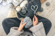 
<p><img src="https://novosti-murmanskoy-oblasti.ru/uploads/posts/2024-12/1735391787_woman-with-gray-threads-knitted-element-sits-floor-top-view_169016-52032.jpg" alt="" /></p>

<p><em>Мнения по поводу обработки готового изделия у мастериц разнятся. Кто-то стирает, кто-то не стирает, кто-то отпаривает. ,</em></p>

<p>Когда только начинала вязать, я отпаривала изделия. Но только по той простой причине, что мне в голову не приходила мысль о стирке. Со временем и пришла к такому выводу, что изделие нужно именно стирать.</p>

<p>Именно стирка дает более точные &laquo;показатели&raquo; образца, раскрывает и ровняет петельки в изделии, выявляет недостатки пряжи, позволяет корректировать недостатки выкройки.</p>

<p>И лично для меня плюсы стирки готовых деталей изделия стали очевидными. Но я знаю точно, что сейчас есть много приверженцев именно отпаривания.</p>

<p>Ранее мы <a href="https://novosti-murmanskoy-oblasti.ru/47052-tri-prostyh-tryuka-s-nozhnicami-eti-deystviya-sekonomyat-vashi-nervy-i-pomogut-obresti-poleznyy-navyk.html">рассказывали</a> три простых трюка с ножницами.</p>

<p><em>Ольга Артасова</em></p>
<p><em>Фото: freepik</em></p>