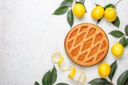 <p><img src="https://novosti-murmanskoy-oblasti.ru/uploads/posts/2024-12/1735396332_delicious-lemon-pie-with-fresh-lemons-table_114579-6594.jpg" alt="" /></p>


<p><em>Этот лимонный пирог &mdash; мой любимый! Его хорошо готовить, когда начинается сезон лимонов.</em></p>

<p>У &laquo;Лимонника&raquo; очень хрупкое тесто и мягкая тягучая ароматная лимонная начинка. Очень нежный и вкусный пирог к чаю, который обязательно оценят ваши гости.</p>

<p>Ингредиенты:<br />320 г муки<br />150 г сметаны 15-20%<br />150 г сливочного масла<br />1/3 ч. л. соды<br />щепотка соли<br />Начинка:<br />1 лимон (100 г)<br />200 г сахара</p>

<p>Холодное сливочное масло натираем на крупной терке и смешиваем с мукой. Руками растираем смесь в мелкую крошку. Добавляем соль.</p>
<p>Соду всыпаем в сметану. Перемешиваем и вливаем смесь в крошку и замешиваем тесто. Собираем тесто в комок и убираем в холодильник.</p>

<p>Для начинки воду доводим до кипения, опускаем лимон и варим 1 минуту. Сливаем воду, лимон остужаем, разрезаем на части и убираем косточки. Затем перемалываем его в блендере.</p>

<p>Тесто делим на 2 части, большую и меньшую. Большую часть теста раскатываем в прямоугольный пласт по размеру формы. Переносим в форму и формируем бортики.</p>

<p>Измельченный лимон смешиваем с сахаром и сразу выкладываем на тесто.</p>

<p>Меньшую часть теста раскатываем и накрываем начинку. Защипываем края, формируем бортики. Делаем разрезы в верхнем тесте и выпекаем при 190 градусах 35-40 минут.</p>

<p>Ранее мы <a href="https://novosti-murmanskoy-oblasti.ru/47612-neveroyatno-vkusnyy-drozhzhevoy-pirog-poluchaetsya-vozdushnyy-kak-oblako-prosto-obedenie.html">рассказывали</a> рецепт нежного дрожжевого пирога.</p>

<p><em>Ольга Артасова</em></p>
<p><em>Фото: freepik</em></p>